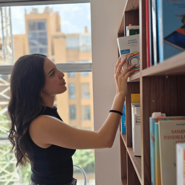 psicóloga accediendo a su estanteria de libros